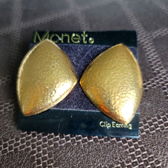 Vtg NOS Monet Gold Tone Hammered Clip-On Earrings - Picture 2 of 8